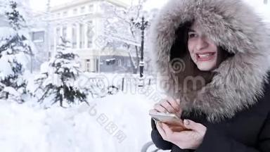 一个女人手里拿着一个电话，想在寒冷的冬天打出租车
